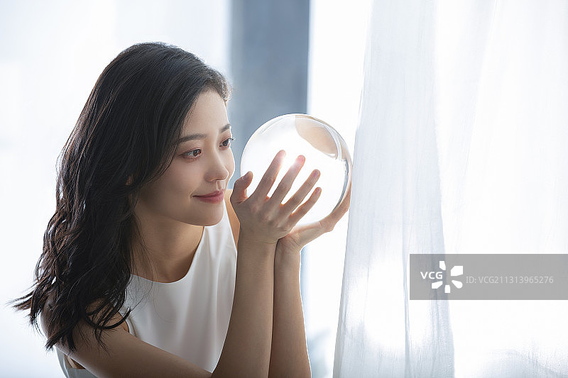 时尚青年女子捧着水晶球肖像图片素材
