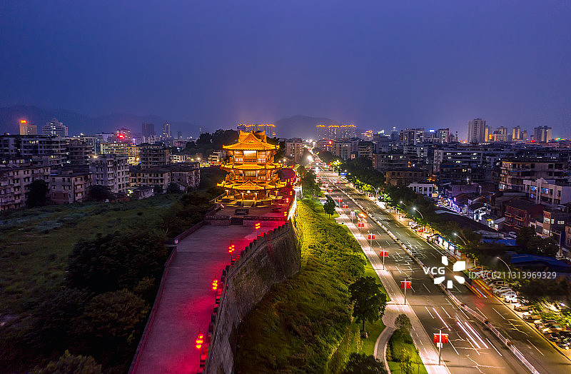 航拍广东省肇庆市端州区宋城墙披云楼古建筑塔 灯光道路上的车图片素材