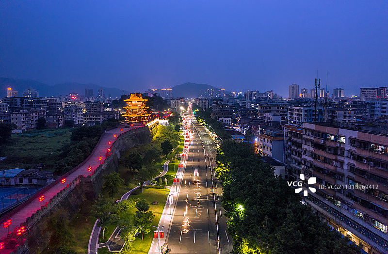 航拍广东省肇庆市端州区宋城墙披云楼古建筑塔 灯光道路上的车流图片素材