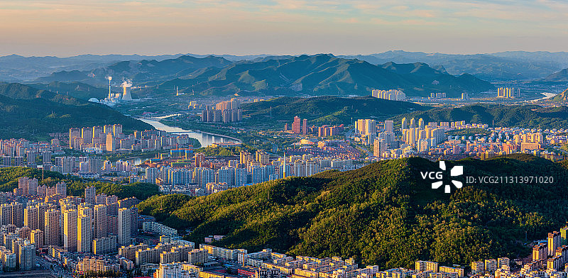 中国辽宁本溪城市全景风光图片素材