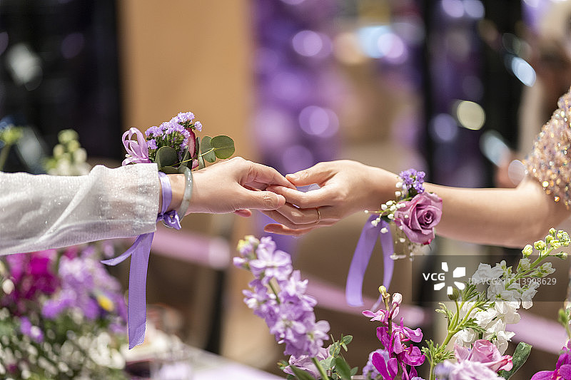 两只带有腕花的女性手牵在一起图片素材