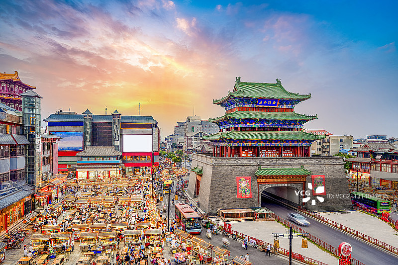 中国河南省开封市鼓楼广场夜市晚霞图片素材