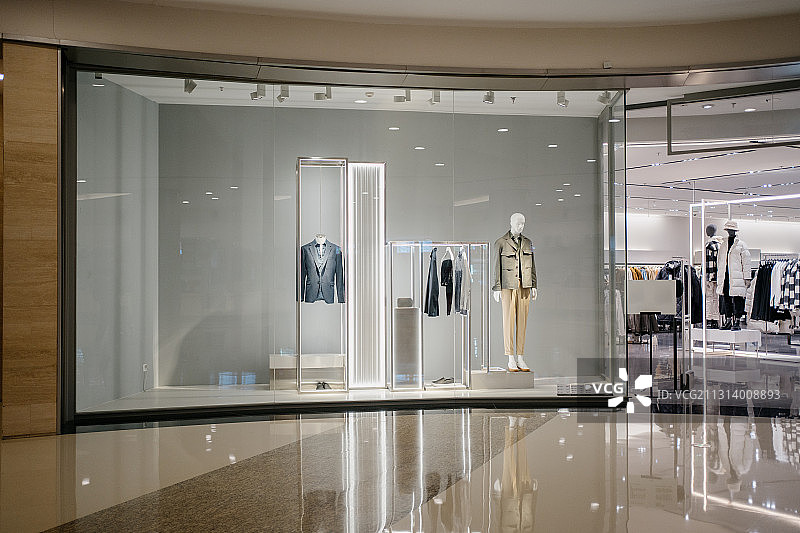 现代商场里的时装橱窗图片素材