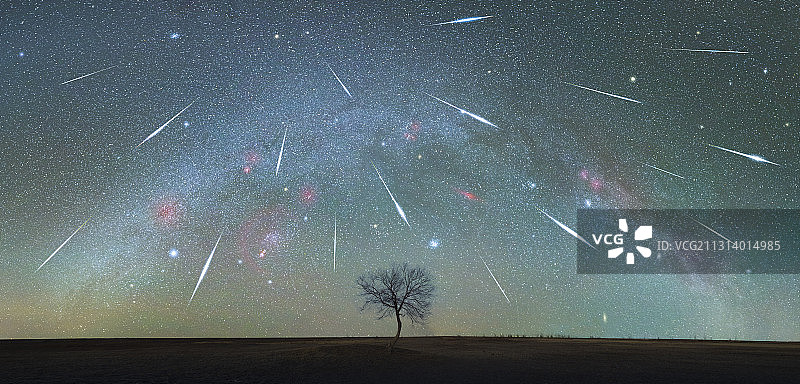 冬季银拱与双子座流星雨图片素材