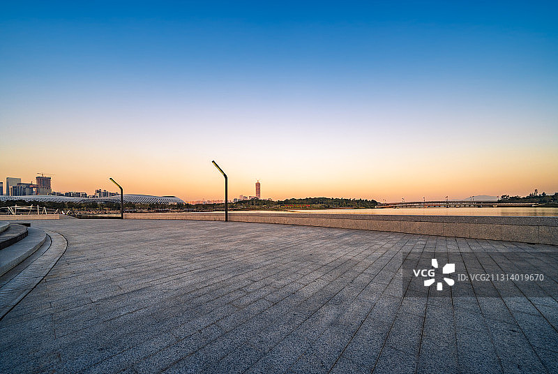 广东省深圳市南山区后海深圳湾人才公园地面黄昏风光图片素材