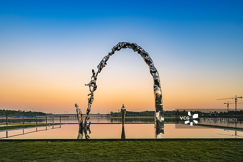 广东省深圳市南山区后海深圳湾人才公园我是IT人雕塑黄昏风光图片素材