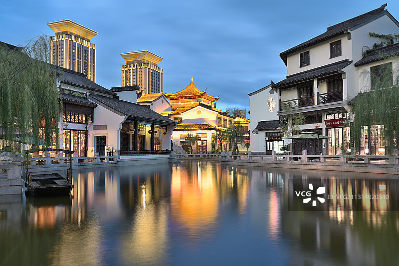 云南红河州弥勒市红河水乡灯光夜景图片素材