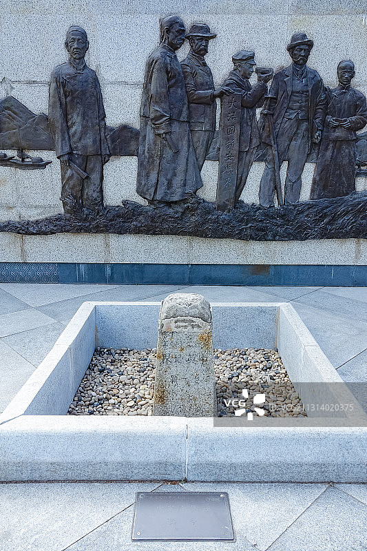 位于深圳盐田区沙头角与香港特别行政区交界处的中英街图片素材