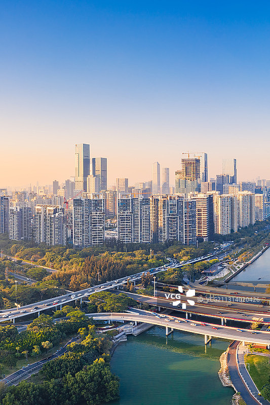 广东省深圳市南山区深圳湾公园高架桥黄昏风光图片素材