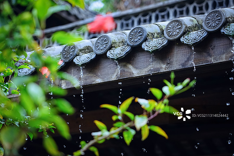大雨中的古镇亭廊图片素材