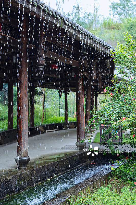 大雨中的古镇亭廊图片素材