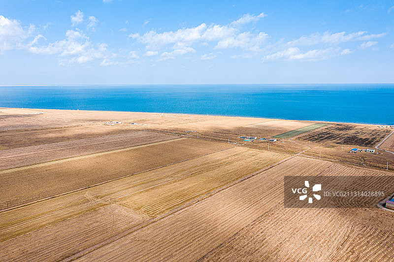 航拍秋季的青海湖风光图片素材