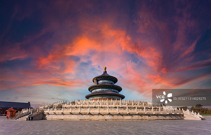 红色霞光下气势恢弘的北京天坛祈年殿（无人）图片素材