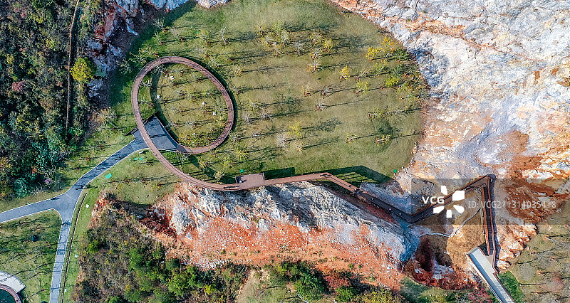 江苏省南京市汤山矿坑公园，废弃矿坑改造的网红打卡地图片素材