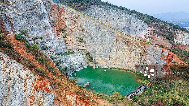 江苏省南京市汤山矿坑公园，废弃矿坑改造的网红打卡地图片素材