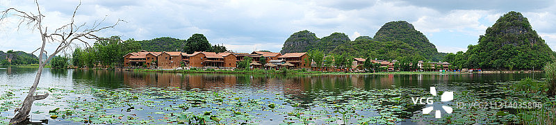 云南文山普者黑景区全景村庄湖面荷花喀斯特峰丛图片素材