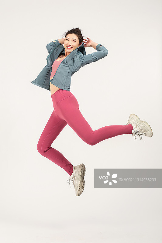 年轻女性跳跃图片素材
