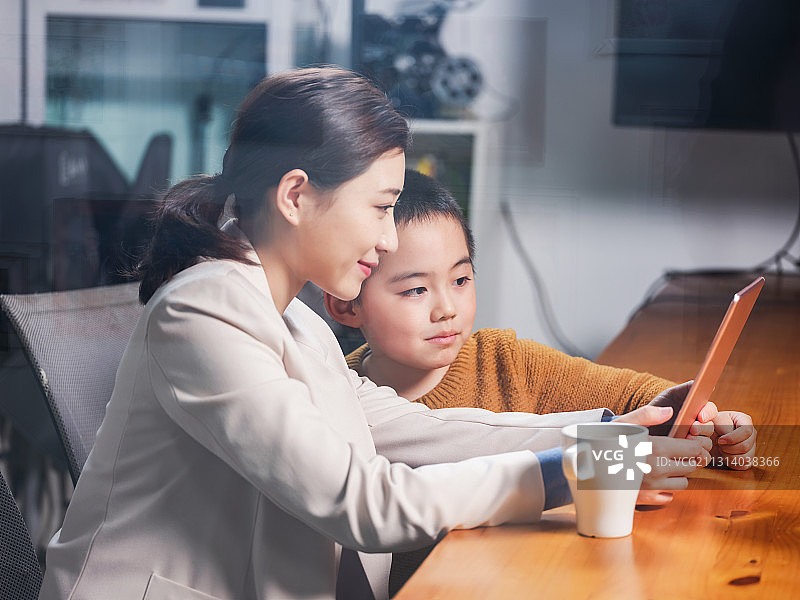妈妈和孩子看平板电脑图片素材