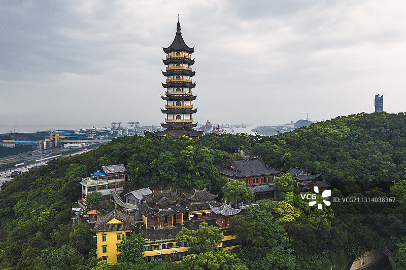 蓝天白云下的 宁波市 招宝山 鳌柱塔 树林 森林图片素材