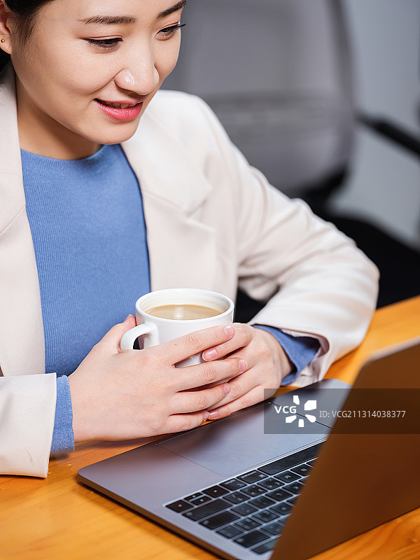 商务女性使用笔记本电脑图片素材