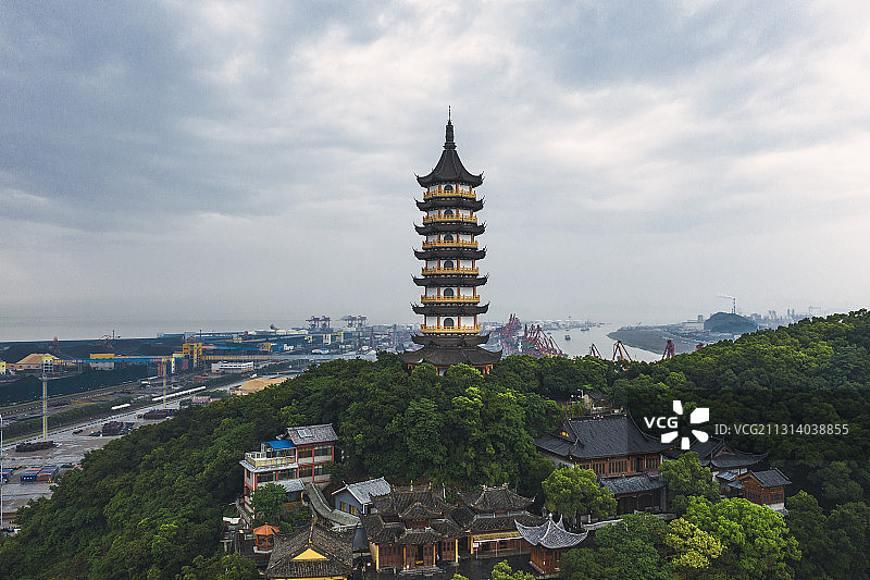 蓝天白云下的 宁波市 招宝山 鳌柱塔图片素材