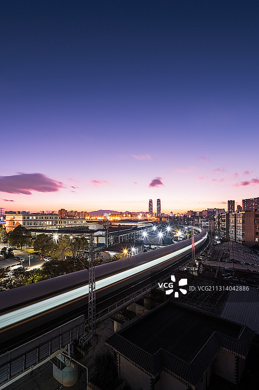 云南省昆明市居民楼看高铁经过图片素材