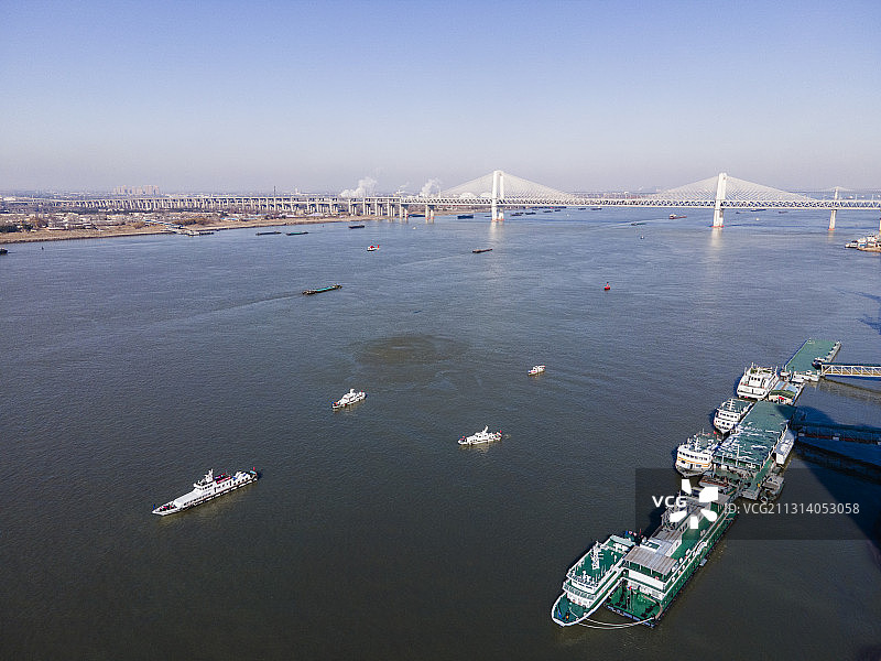 直升机长江巡查图片素材