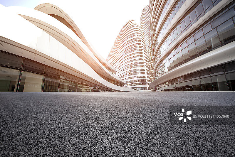 北京望京SOHO和沥青路面图片素材