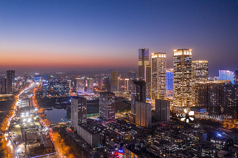 浙江杭州未来科技城天际线夜景航拍图片素材