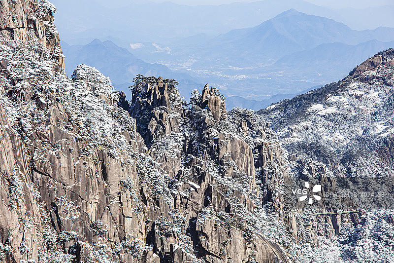 奇松怪石雾凇云海仙境黄山迎客松雪景风光图片素材
