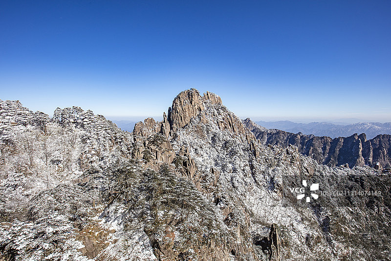 奇松怪石雾凇云海仙境黄山迎客松雪景风光图片素材