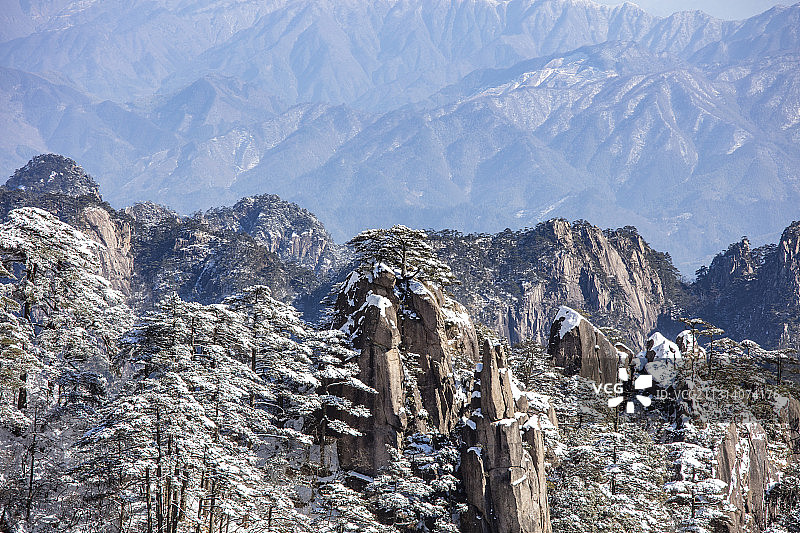 奇松怪石雾凇云海仙境黄山迎客松雪景风光图片素材
