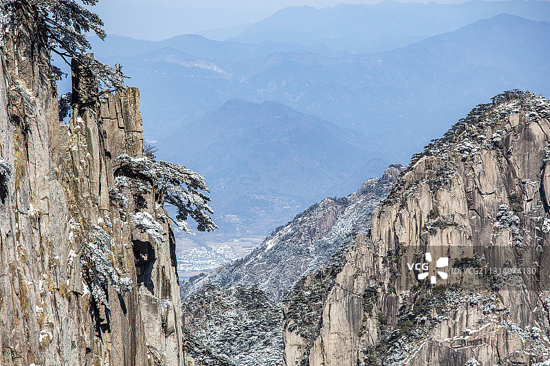 奇松怪石雾凇云海仙境黄山迎客松雪景风光图片素材