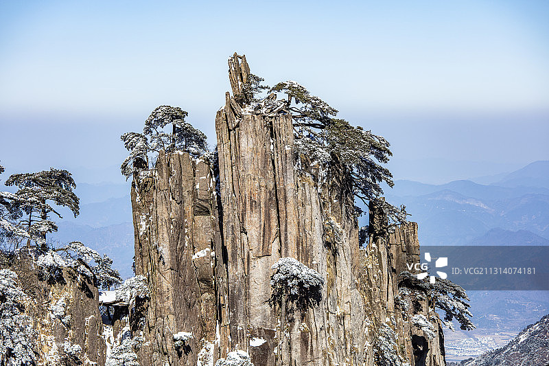 奇松怪石雾凇云海仙境黄山迎客松雪景风光图片素材