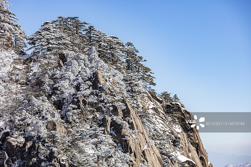 奇松怪石雾凇云海仙境黄山迎客松雪景风光图片素材