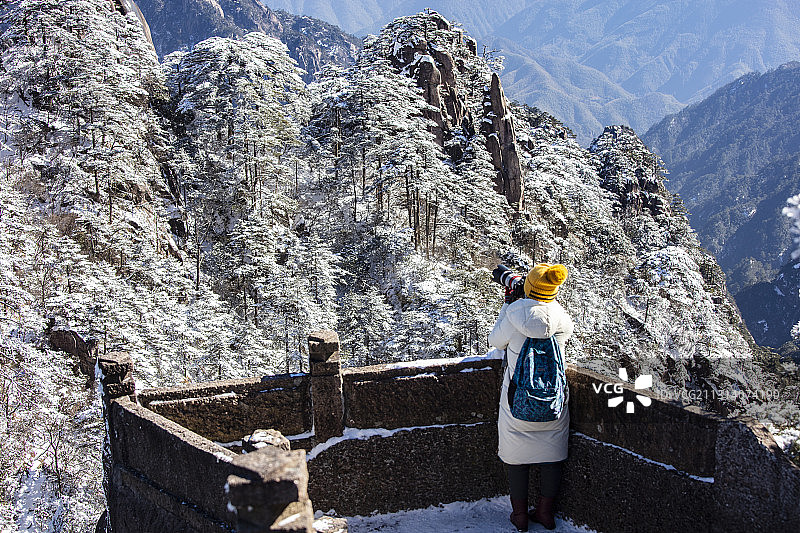 奇松怪石雾凇云海仙境黄山迎客松雪景风光图片素材