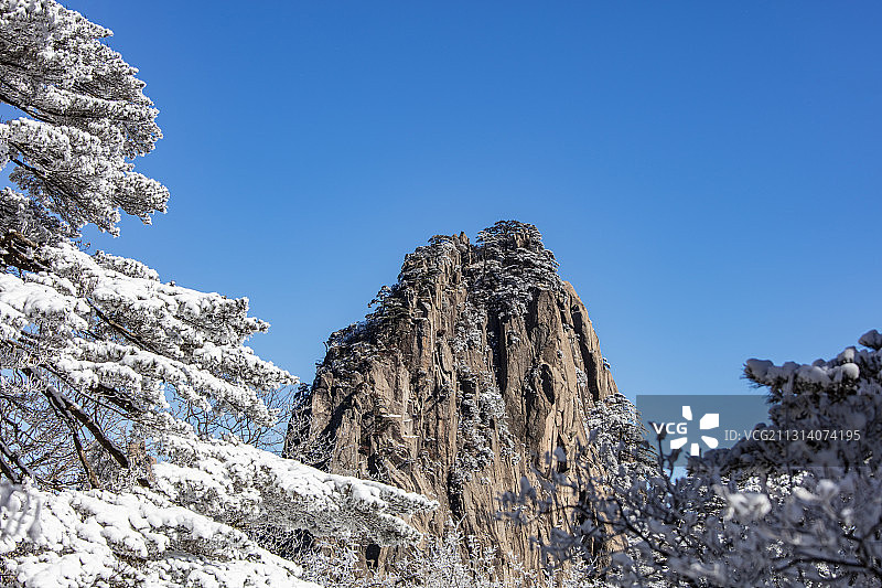 奇松怪石雾凇云海仙境黄山迎客松雪景风光图片素材
