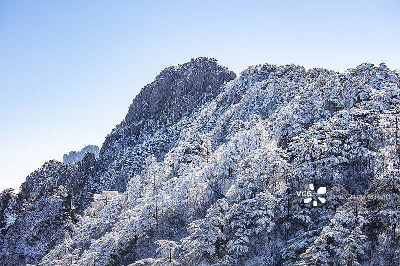 奇松怪石雾凇云海仙境黄山迎客松雪景风光图片素材