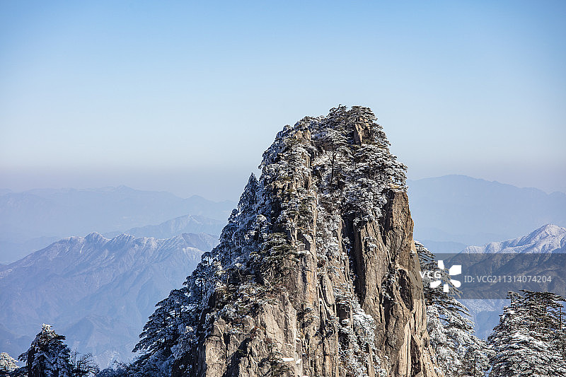 奇松怪石雾凇云海仙境黄山迎客松雪景风光图片素材