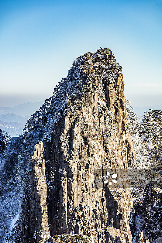 奇松怪石雾凇云海仙境黄山迎客松雪景风光图片素材