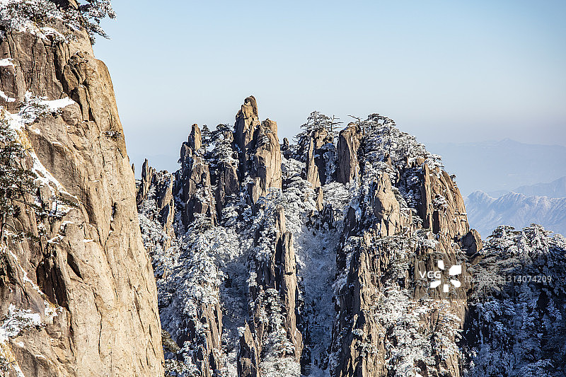 奇松怪石雾凇云海仙境黄山迎客松雪景风光图片素材