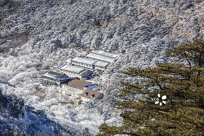 奇松怪石雾凇云海仙境黄山迎客松雪景风光图片素材