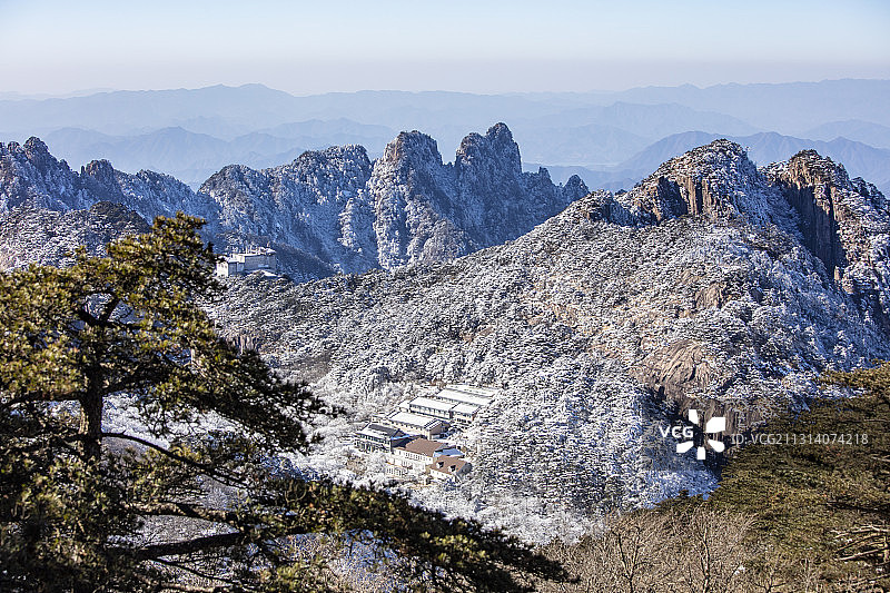 奇松怪石雾凇云海仙境黄山迎客松雪景风光图片素材