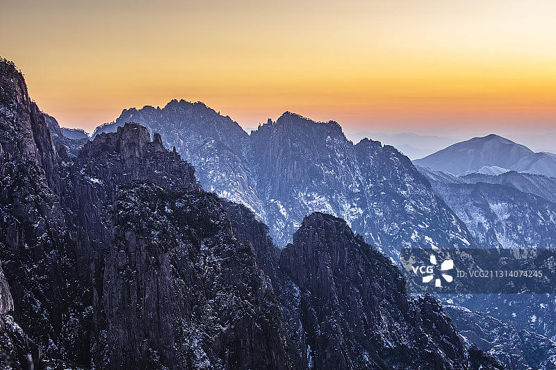 奇松怪石雾凇云海仙境黄山迎客松雪景风光图片素材