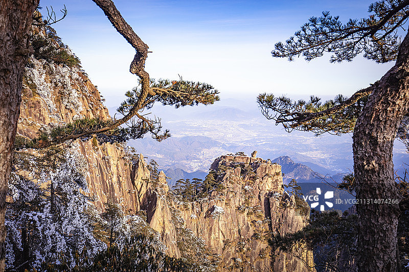 奇松怪石雾凇云海仙境黄山迎客松雪景风光图片素材
