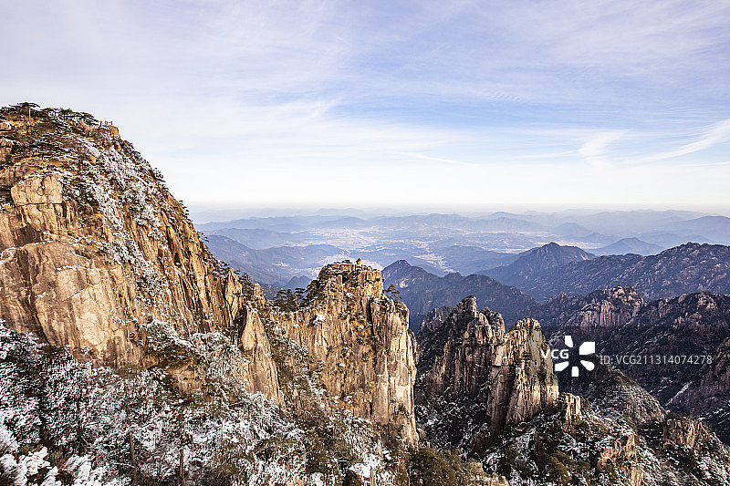奇松怪石雾凇云海仙境黄山迎客松雪景风光图片素材