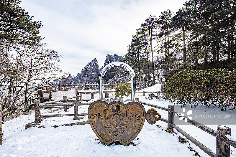 奇松怪石雾凇云海仙境黄山迎客松雪景风光图片素材