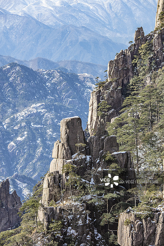奇松怪石雾凇云海仙境黄山迎客松雪景风光图片素材