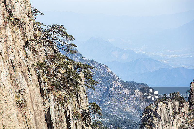 奇松怪石雾凇云海仙境黄山迎客松雪景风光图片素材