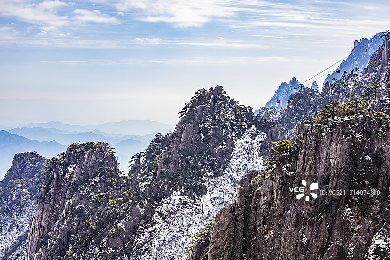 奇松怪石雾凇云海仙境黄山迎客松雪景风光图片素材